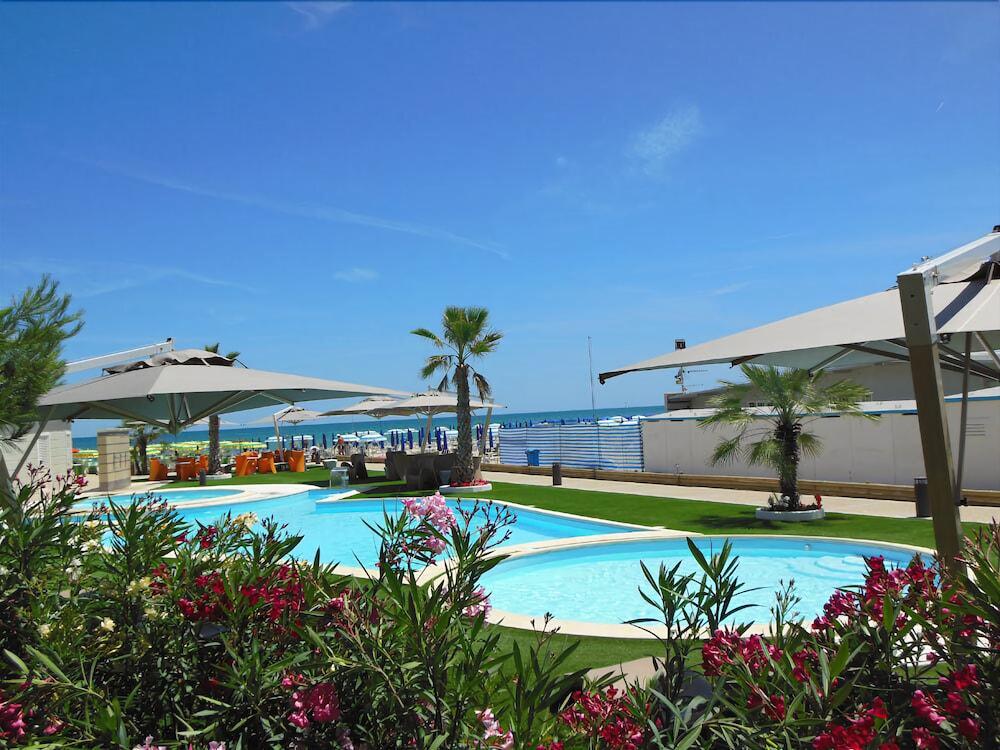 Hotel Astor Alba Adriatica Exterior photo