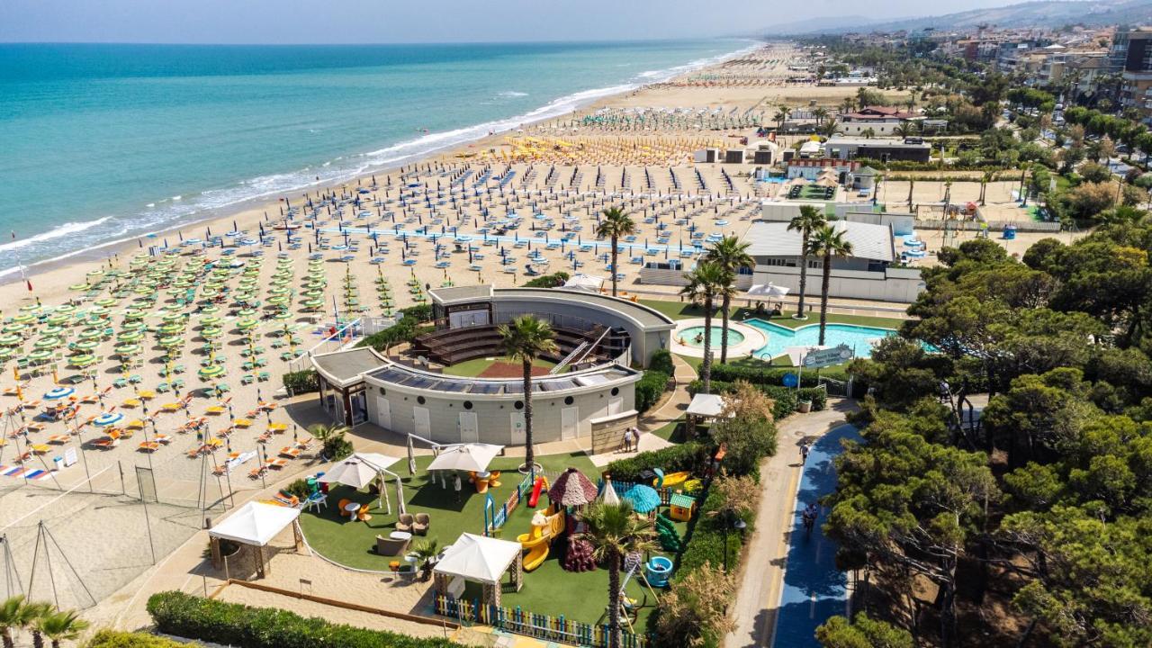 Hotel Astor Alba Adriatica Exterior photo