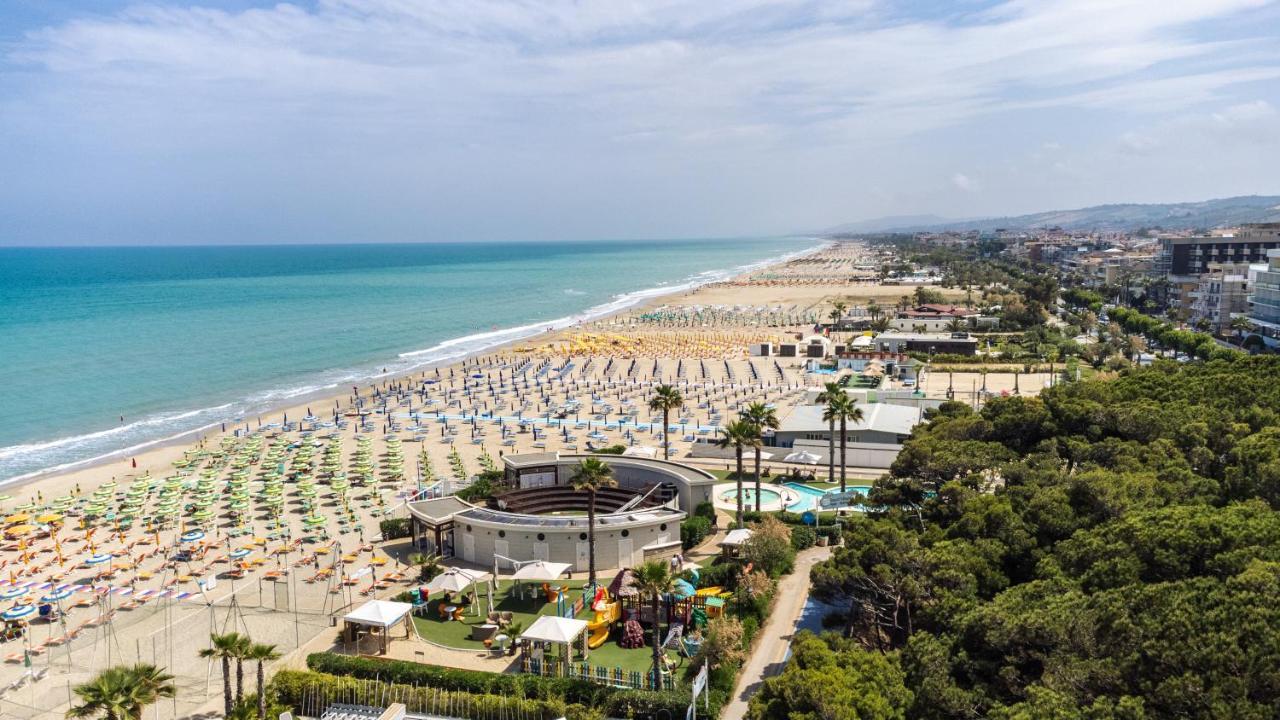 Hotel Astor Alba Adriatica Exterior photo